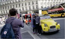  ??  ?? Citroën 2CV är som gjord för Paris trånga gränder.