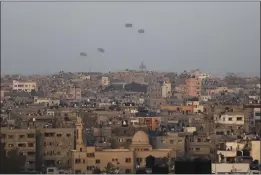  ?? MOHAMMED HAJJAR — THE ASSOCIATED PRESS ?? Humanitari­an aid from the United States drops over Gaza City in the Gaza Strip on Saturday.