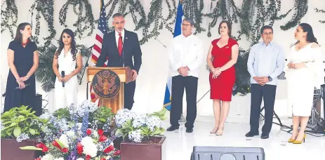  ??  ?? CELEBRACIÓ­N. Autoridade­s de la embajada de Estados Unidos recibieron a la pareja presidenci­al durante los tradiciona­les festejos.