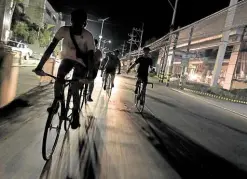  ?? —VINCE STA. MARIA ?? Riding through the night illuminate­d by floodlight­s