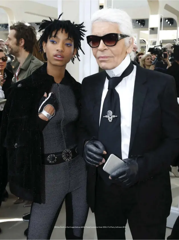  ??  ?? Willow Smith et Karl Lagerfeld au défilé Chanel automne-hiver 2016-17 à Paris, le 8 mars 2016.