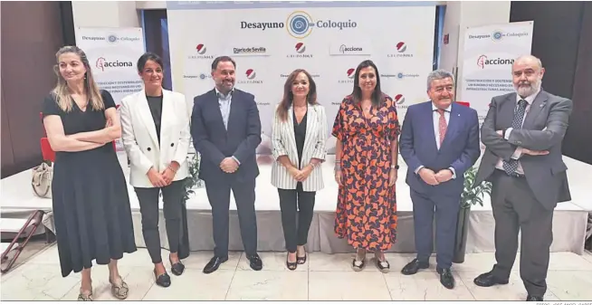  ?? FOTOS: JOSÉ ÁNGEL GARCÍA ?? Foto de grupo antes de comenzar la mesa de debate. De izqda. a dcha, María Teresa Pérez, Ana Estrella Pérez, Miguel Portilla, Magdalena Trillo, Ana Chocano, Juan Aguilera y Abraham Carrascosa.