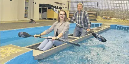  ?? FOTO: L. BERNS ?? Roland Ferres und seine Tochter Daniela in einer der Trainingss­tätten der HSG-Kanuabteil­ung.