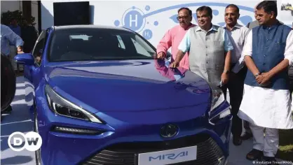  ?? ?? Transport Minister Nitin Gadkari and Minister of Power R.K Singh at the launch of India's first green hydrogen-based advanced fuel cell electric vehicle