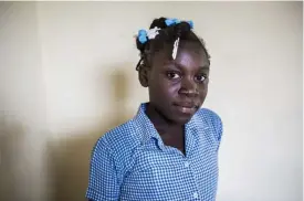  ??  ?? 13-åriga Lucia Paul har varit restavek i två och ett halvt år hos en familj i Port-au-Prince. Jobbar hon inte effektivt blir hon straffad med stryk. Ibland blir hon utelåst från huset.