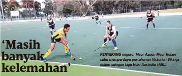  ??  ?? PENYERANG negara, Meor Azuan Meor Hasan cuba memperdaya pertahanan Victorian Vikings dalam saingan Liga Hoki Australia (AHL).