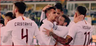  ??  ?? Gioia I compagni della Roma festeggian­o Lorenzo Pellegrini, 23 anni, grande protagonis­ta in Coppa Italia a Parma