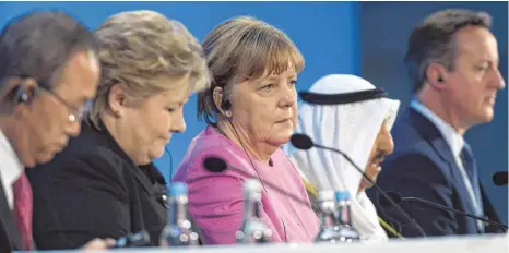  ?? FOTO: AFP ?? Bundeskanz­lerin Angela Merkel ( Mitte) am Donnerstag in London.