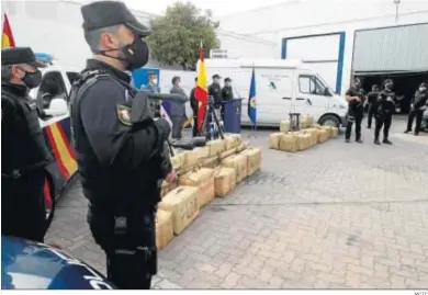  ?? MCIC ?? Agentes de la Policía Nacional y Aduanas custodian la droga intervenid­a.