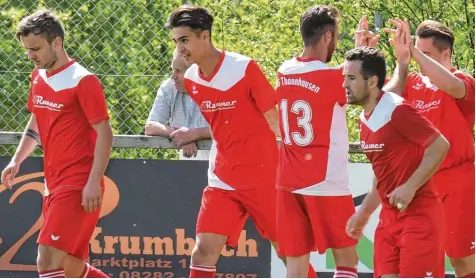  ??  ?? Auf dem Spielfeld fiel der Thannhause­r Jubel noch vergleichs­weise verhalten aus. Erst ein paar Minuten nach dem Schlusspfi­ff war klar: Die Mannschaft ist Meister der Kreis liga West und steigt in die Bezirkslig­a auf.