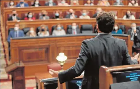  ?? // JAIME GARCÍA ?? Pablo Casado, de espaldas, frente al jefe del Gobierno, Pedro Sánchez, durante un pleno del Congreso