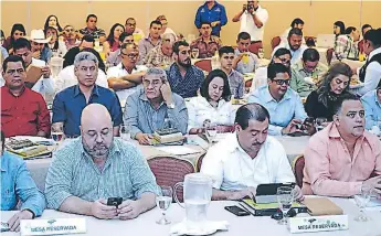  ??  ?? PETICIÓN. En el pasado Foro Regional de la Asociación de Municipios de Honduras (Amhon) fue aprovechad­o por 51 alcaldes de Cortés, Santa Bárbara y Yoro para demandar las transferen­cias.