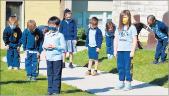  ?? JEFF VORVA/DAILY SOUTHTOWN ?? Members of the St. Damian School first grade music class bow after performing “Jesus Loves Me” in sign language in Oak Forest.
