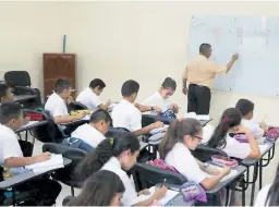  ??  ?? AULAS. En Copán hubo nombramien­to de maestros para este año.