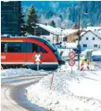  ??  ?? Nur noch Schrottwer­t hat das Auto (rechtes Foto), das auf dem Bahnüberga­ng Pfronten gegen einen Zug geprallt ist.