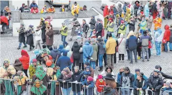  ??  ?? Der Blick aus dem ersten Stock des Hinderofen­hauses zeigt: Der diesjährig­e Narrenspru­ng war nicht so gut besucht wie viele seiner Vorgänger. Oft gibt es auf dem Marktplatz keinen freien Platz mehr.