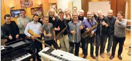  ?? (Photo Cyril Dodergny) ?? Ivan Cassar et les musiciens, sourires et instrument­s en bandoulièr­e, ont combattu le cancer avec leurs armes et de nombreux soutiens.