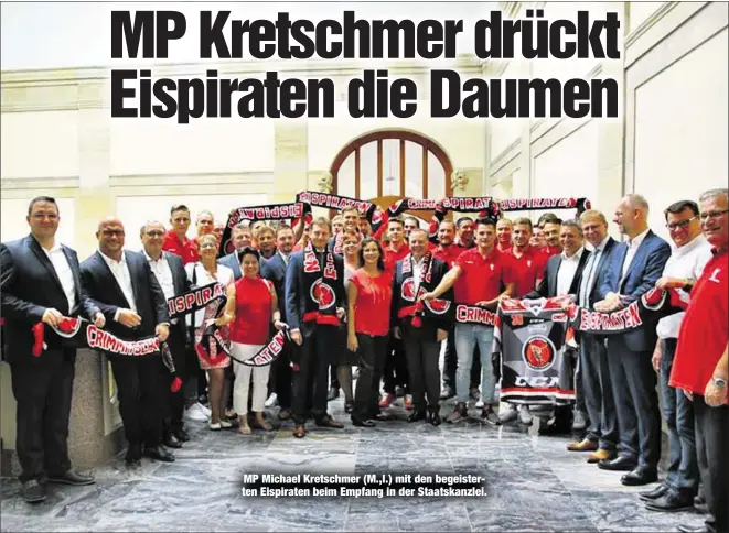  ??  ?? MP Michael Kretschmer (M.,l.) mit den begeistert­en Eispiraten beim Empfang in der Staatskanz­lei.