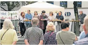  ?? FOTO: OO ?? Die Demo bestand dieses Mal aus einer Gesprächsr­unde mit Jugendlich­en, Bürgermeis­ter Thomas Görtz und Kabarettis­tin Ingrid Kühne (M.).