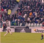  ??  ?? Tre momenti della serata 1. Andrea Agnelli, 42 anni, consegna a Cristiano Ronaldo, 33, la maglia celebrativ­a per il 400 gol nei principali campionati europei; 2. La rete dell’1-0 di destro di Paulo Dybala, 24, segnata al primo minuto; 3. Il 3-1 siglato da Juan Cuadrado, 30 GETTY 3