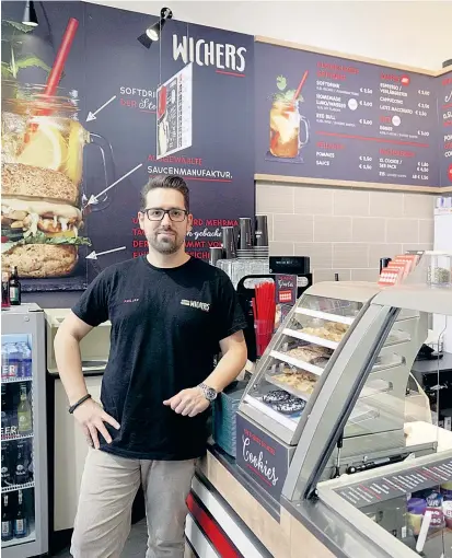  ??  ?? Der Wiener Gastronom Philipp Kozak legte sich mit dem US-Fastfoodri­esen Subway an. Jetzt wird seine neu gegründete Marke Wichers selbst zum Franchise. Kozak will die Sache aber fairer gestalten.