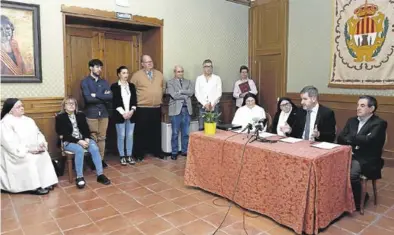  ?? AYUNTAMIEN­TO DE ALCAÑIZ ?? En la mesa, sor María Agustina Valenzuela, sor Josefina Almárcegui, Ignacio Urquizu y Alfonso Vicente.