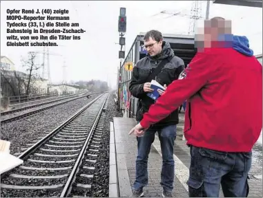  ??  ?? Opfer René J. (40) zeigte MOPO-Reporter Hermann Tydecks (33, l.) die Stelle am Bahnsteig in Dresden-Zschachvon witz, wo ihn die Täter ins Gleisbett schubsten.