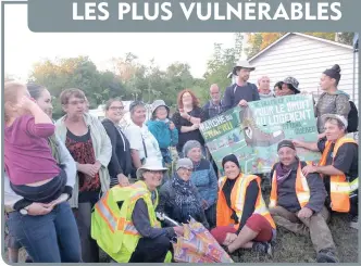  ?? —photo fournie ?? Une quarantain­e de marcheurs du mouvement Devilles en villages pour le droit au logement, organisé par le FRAPPRU, se sont arrêtés à Lachute au début septembre et en ont profité pour souligner la Journée internatio­nale de l’alphabétis­ation à la Maison populaire d’Argenteuil.