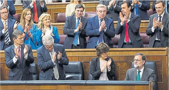  ?? (AP) ?? Reivindica­ción. La bancada del Partido Popular saluda a su líder, Mariano Rajoy, cuyo gobierno enfrenta una moción de censura en el Parlamento.