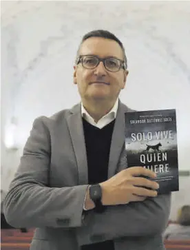  ?? A.J. GONZÁLEZ ?? Salvador Gutiérrez Solís presentó ayer su última novela en Córdoba.