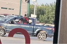  ??  ?? El lunes, un grupo armado agredió a peritos y ministerio­s públicos que volvían de hacer una diligencia sobre la desaparici­ón de 35 personas en Nuevo Laredo.