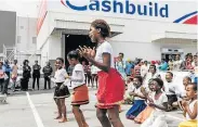  ?? Picture: MICHEAL SHEEHAN ?? ARTISTIC EXPRESSION: One of the eight winning schools performs at the Njoli Square Cashbuild store