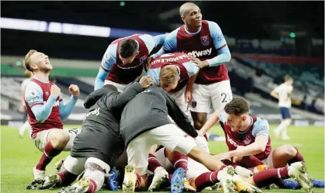  ??  ?? West Ham celebrate Manuel Lanzini’s last-minute stunner to draw at Tottenham