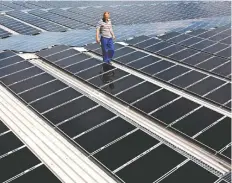  ??  ?? En su análisis, S&amp;P espera que en el sector energético haya más licitacion­es para plantas de energía solar, eólica y termoeléct­rica.