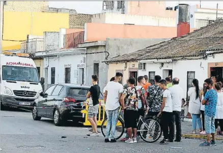  ?? JOSÉ MANUEL VIDAL / EFE ?? Un grupo de curiosos se agolparon frente a la vivienda de Dos Hermanas al conocerse el suceso