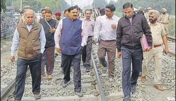  ?? SAMEER SEHGAL/HT ?? Commission­er of Railway Safety SK Pathak (C) with other officials at the accident site in Amritsar on Sunday.