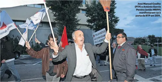  ?? ?? José Manuel Coelho (PTP) e António Garcia Pereira (então MRPP) manifestar­am-se à porta da RTP em 2011.