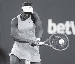  ?? CHARLES TRAINOR JR. ctrainor@miamiheral­d.com ?? South Florida native Sloane Stephens rallied from a set down to defeat Oceane Dodin of France 6-7 (6-8), 6-4, 6-2 in the featured night match on Wednesday.