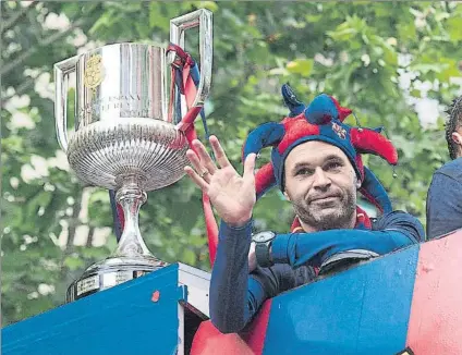  ?? FOTOS: P. PUNTÍ / EFE ?? Arriba, Iniesta, en la rúa del doblete Liga-Copa de fútbol. A la izquierda, Ariño, Gonzalo, Viran y Syprzak (balonmano). Abajo, los éxitos del basket, hockey y fútbol sala