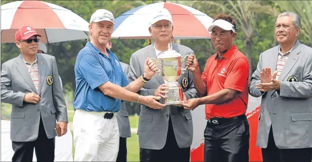  ?? Getty Images. ?? Team captains Miguel Angel Jimenez and Thongchai Jaidee are presented with the trophy by Malaysian Prime Minister Datuk Seri Najib Abdul Razak.