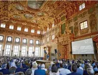  ??  ?? Die Eröffnungs­feier am vergangene­n Sonntag, 15. September, hat im Goldenen Saal des Augsburger Rathauses begonnen. Rund 500 Gäste waren anwesend.