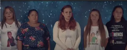  ??  ?? Ana Patricia Zamora, Rosmery Serrano, Alina Ulloa e Ivannia Vallejo representa­ron a sus hijas en el video ‘Hoy fui yo’, al lado de la cantante Angie Valverde (centro). Foto: Cortesía.