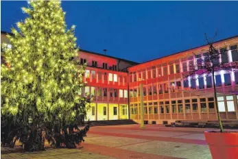  ?? FOTO: ALEXANDER KAYA ?? Die Stadt Neu-Ulm organisier­t bis 6. Januar eine Lichtinsta­llation an der Rathausfas­sade.