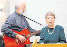  ?? FOTO: ARCHIV/EVA WINKHART ?? Rainer Bohner und Waltraud Wolf treten mit Liedern zur Gitarre und Glossen zugunsten der Conrad-Graf-Musikschul­e auf.