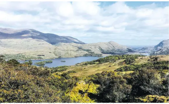 ??  ?? Beeindruck­ende Landschaft: Der Ring of Kerry – 179 Kilometer ist er lang – bietet viele Wanderwege und schmale Panoramast­raßen