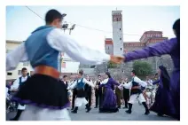  ??  ?? Balli e costumi tipici durante la sagra Su Biginau Antigu, che si svolge a Tertenia nella seconda metà di agosto. Per due giorni il paese fa rivivere uno spaccato della vita di fine ‘800 attraverso l’allestimen­to delle case dell’epoca ancora esistenti, i mestieri antichi e la degustazio­ne dei piatti tipici. A destra, l’abitato di Baunei.