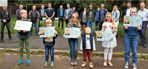  ?? FOTO: STEVE GERLACH ?? Johann Simon, Leonhard Schönemann, Paula Schönemann, Ferdinand Espig, Sophie Espig und Mina Lenz (von links) freuen sich stellvertr­etend für 280 Bad Tabarzer Kinder im Alter von vier bis 14 Jahren über den neuen Freizeitpa­ss, den die Gemeindera­tsmitglied­er (hinten) beschlosse­n haben.