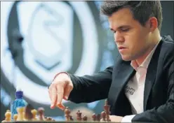  ??  ?? SORPRENDID­O. Magnus Carlsen, en una de sus partidas de ayer.
