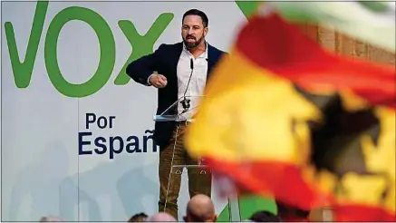  ??  ?? Santiago Abascal, le leader de Vox, a opté pour une stratégie de communicat­ion directe via WhatsApp, notamment.