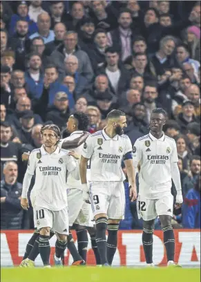  ?? Foto: efe ?? Los jugadores del Madrid celebran uno de los goles de rodrygo en stamford Bridge